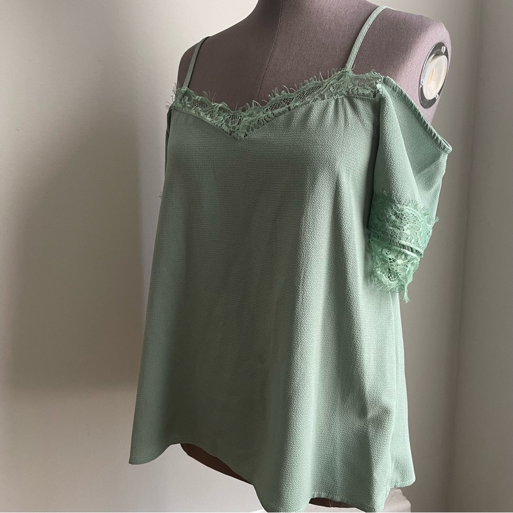 Paper crane pastel green cold shoulder top size small - Picture 2 of 8
